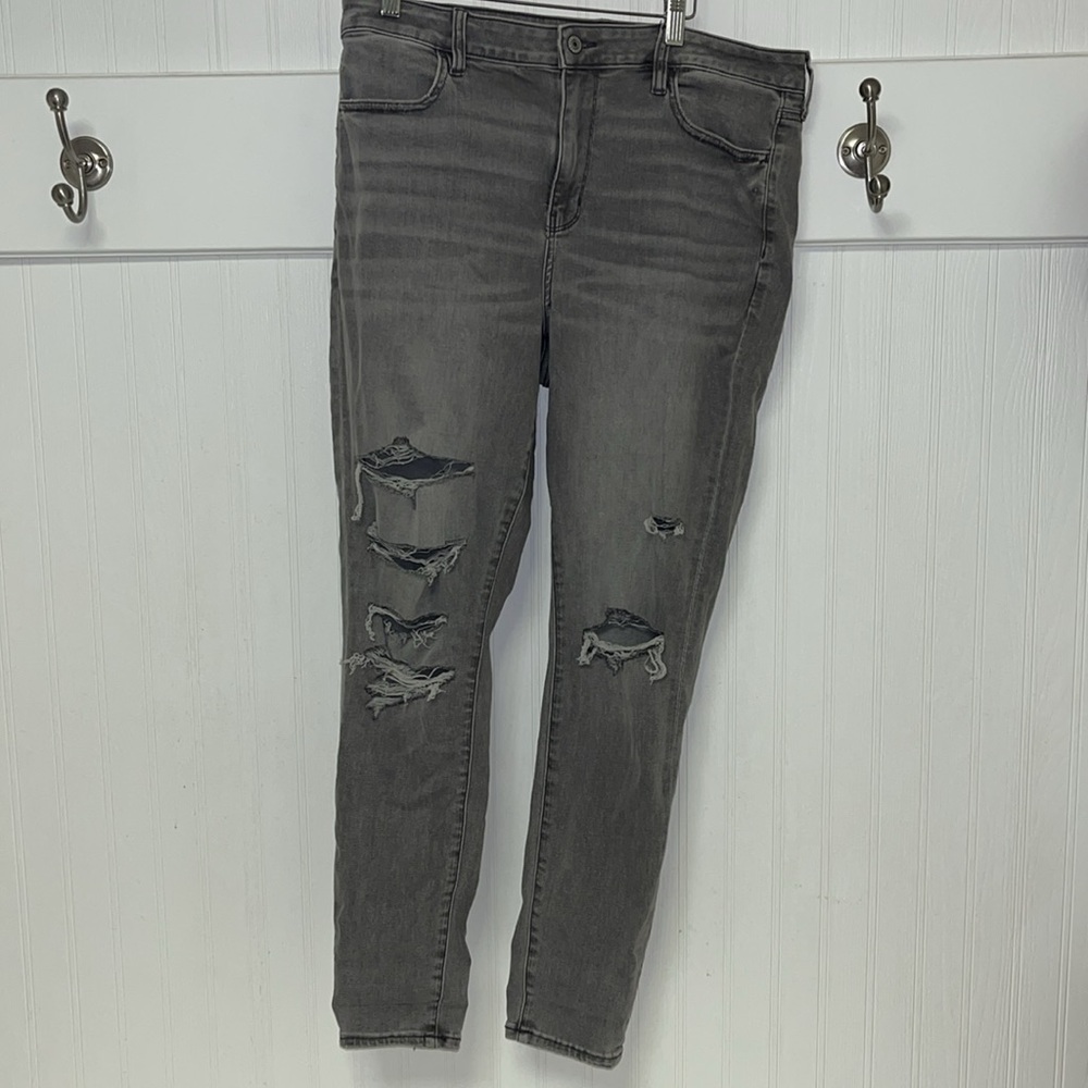 American Eagle hi-rise Jegging Grey distressed jeans.